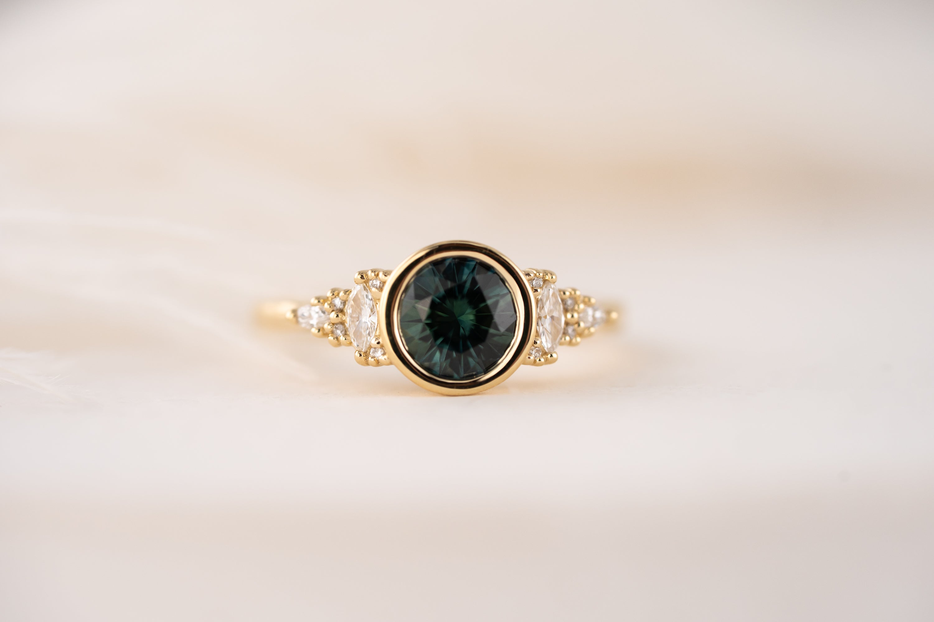The Bezel Maeve Ring | 1.16 CT Round Teal Montana Sapphire