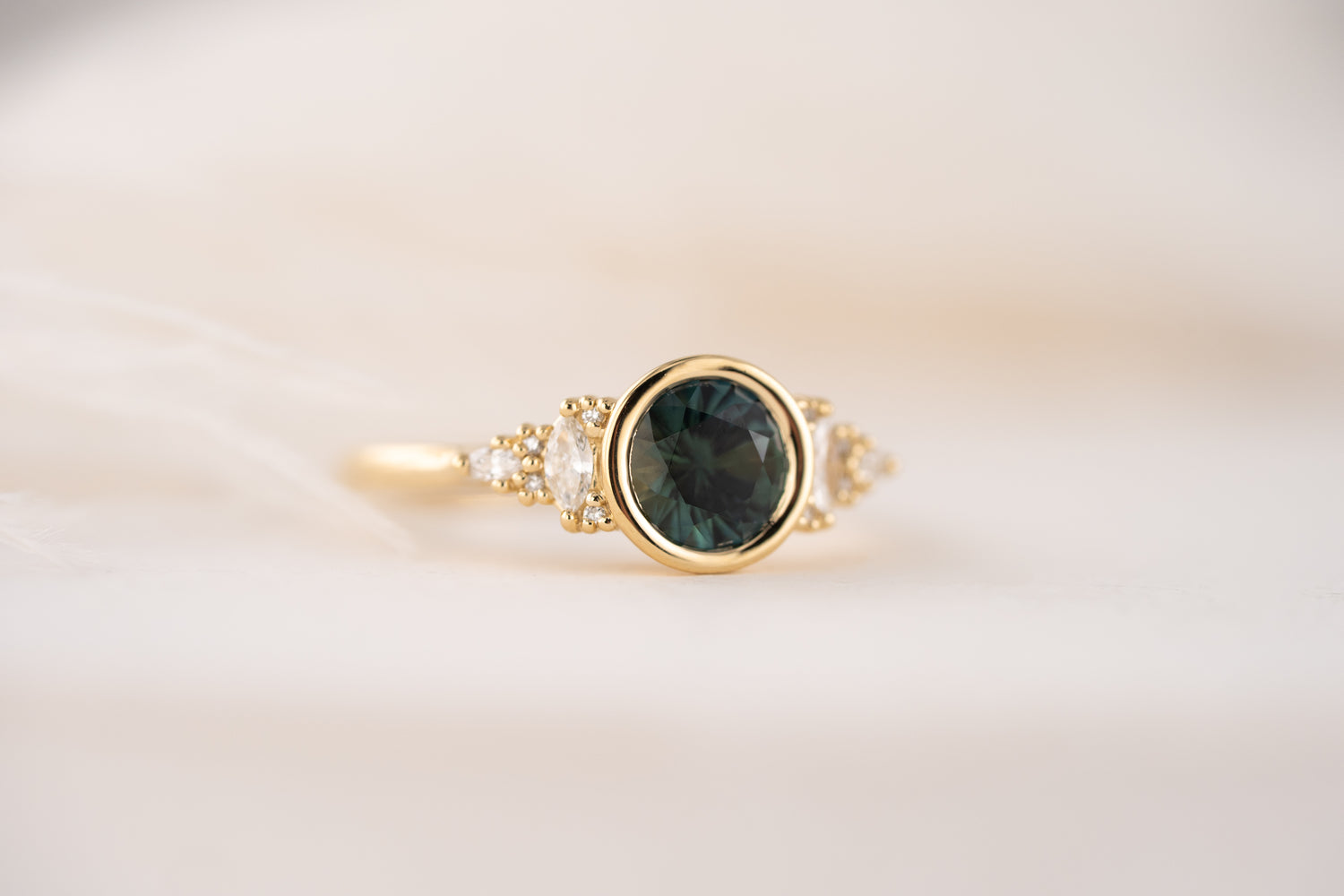 The Bezel Maeve Ring | 1.16 CT Round Teal Montana Sapphire