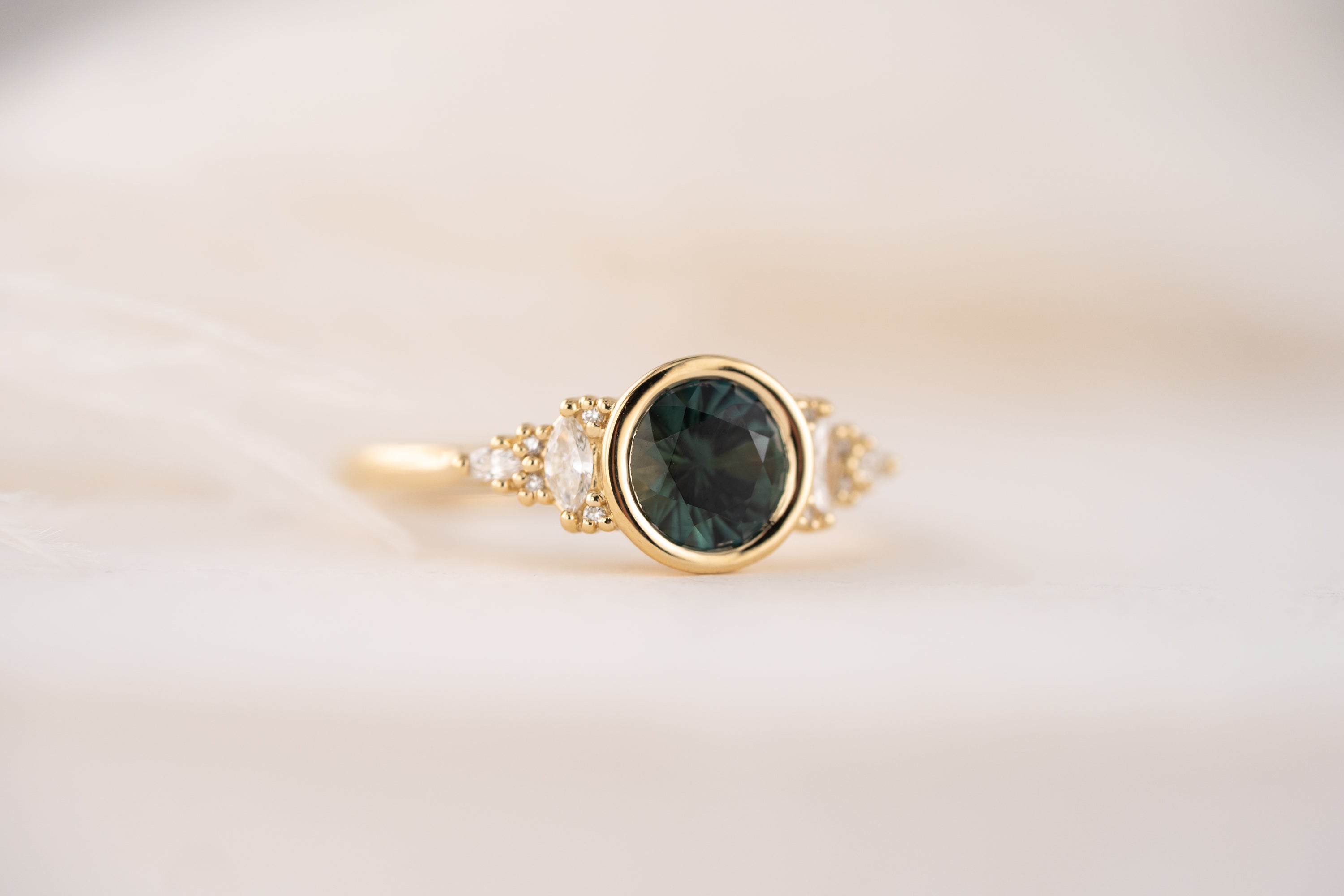 The Bezel Maeve Ring | 1.16 CT Round Teal Montana Sapphire