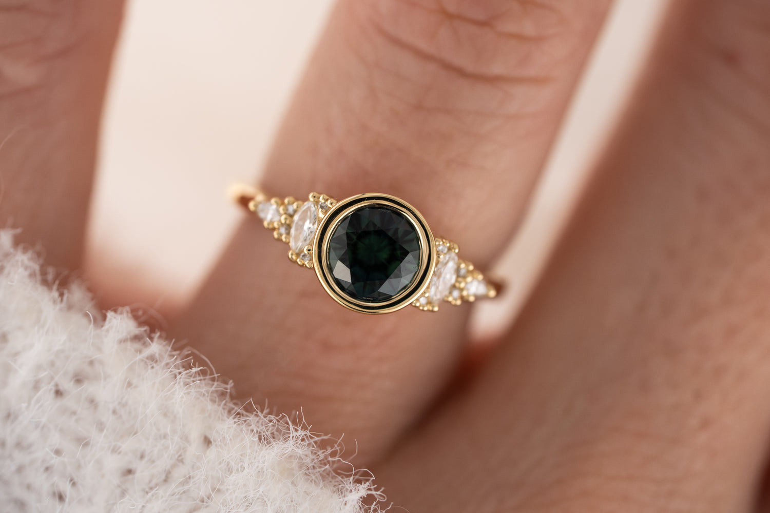 The Bezel Maeve Ring | 1.16 CT Round Teal Montana Sapphire