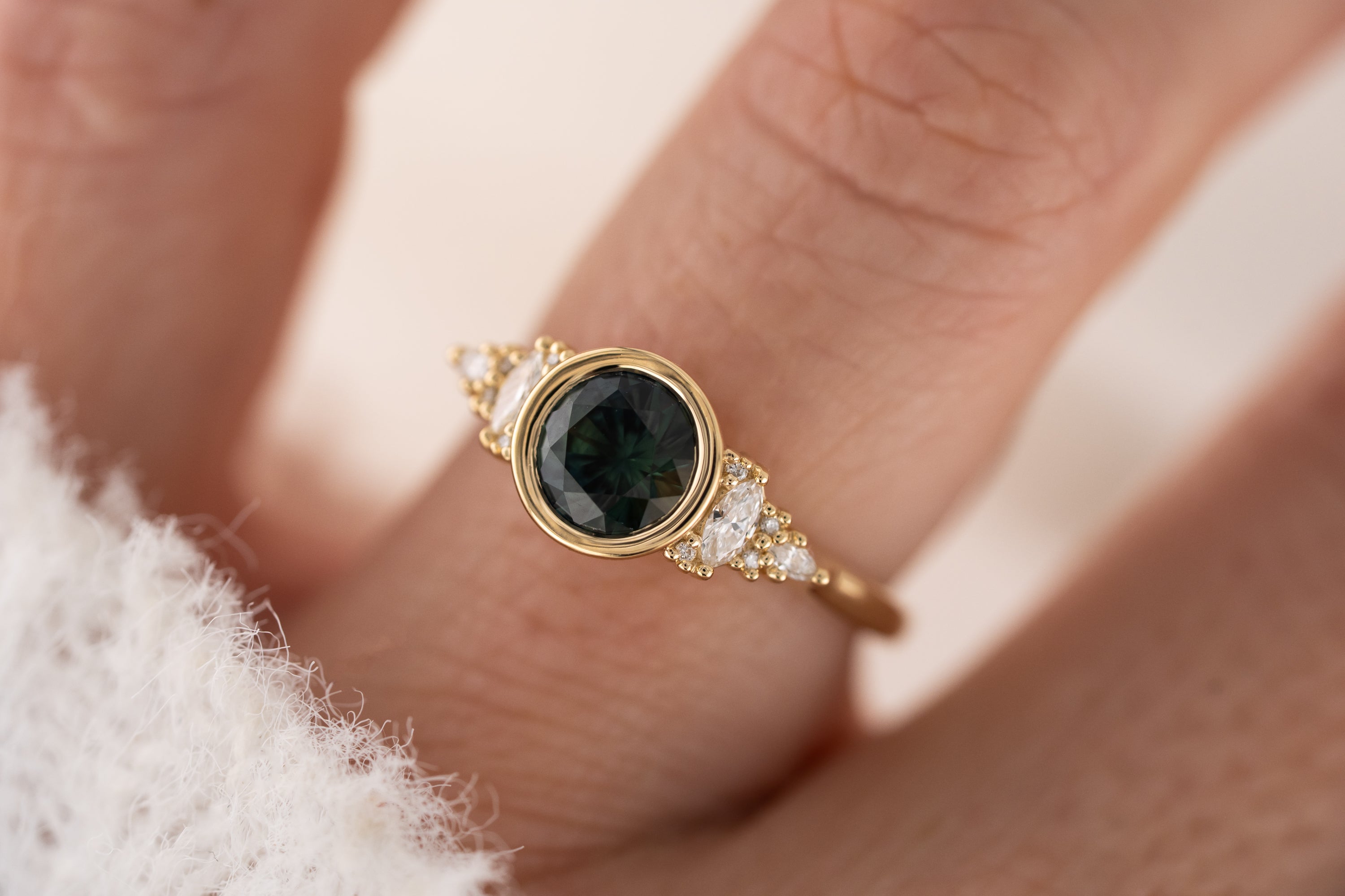 The Bezel Maeve Ring | 1.16 CT Round Teal Montana Sapphire