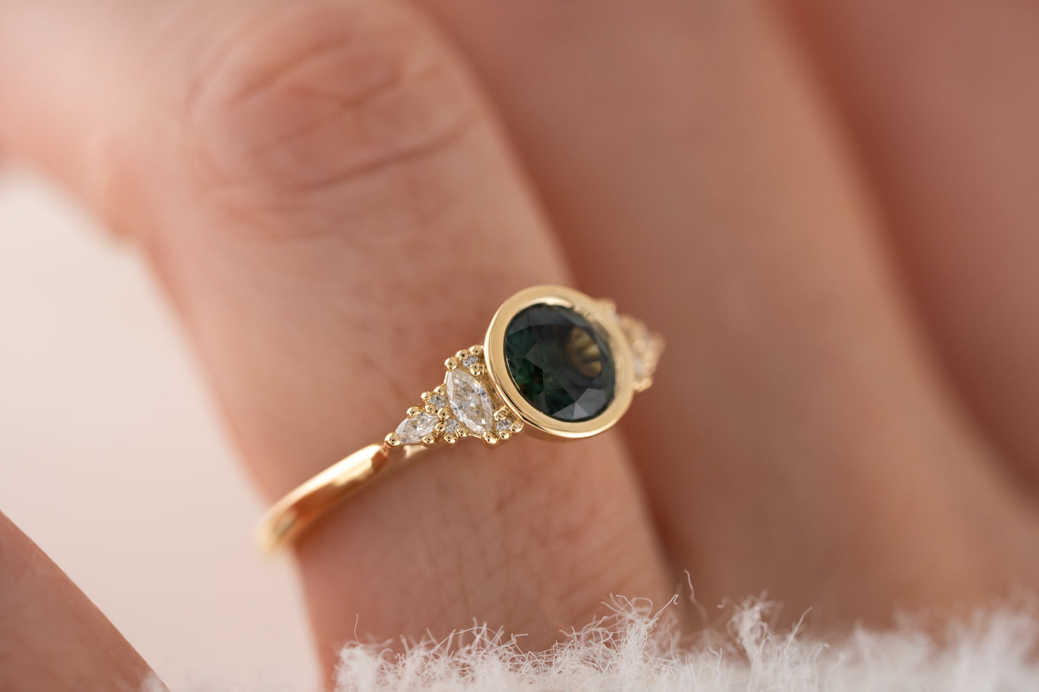 The Bezel Maeve Ring | 1.16 CT Round Teal Montana Sapphire