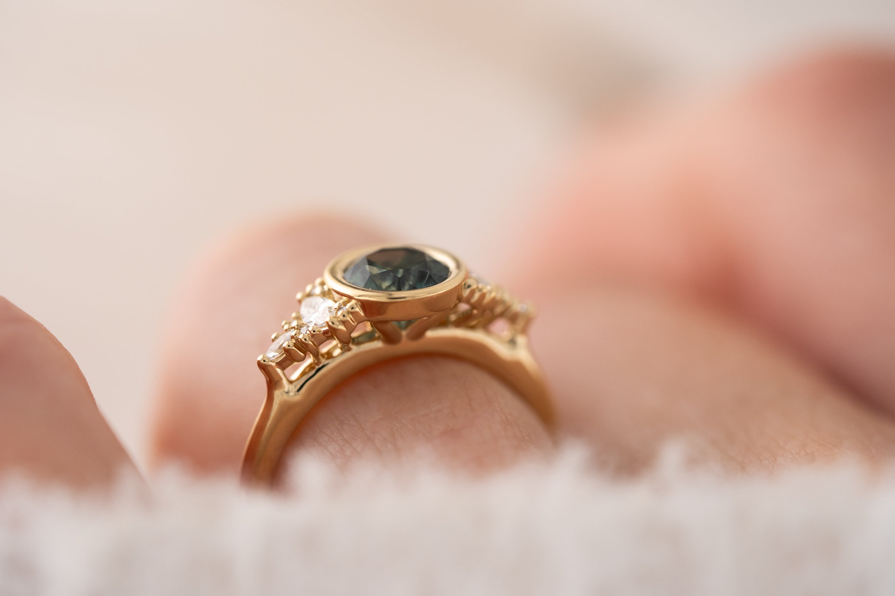 The Bezel Maeve Ring | 1.16 CT Round Teal Montana Sapphire