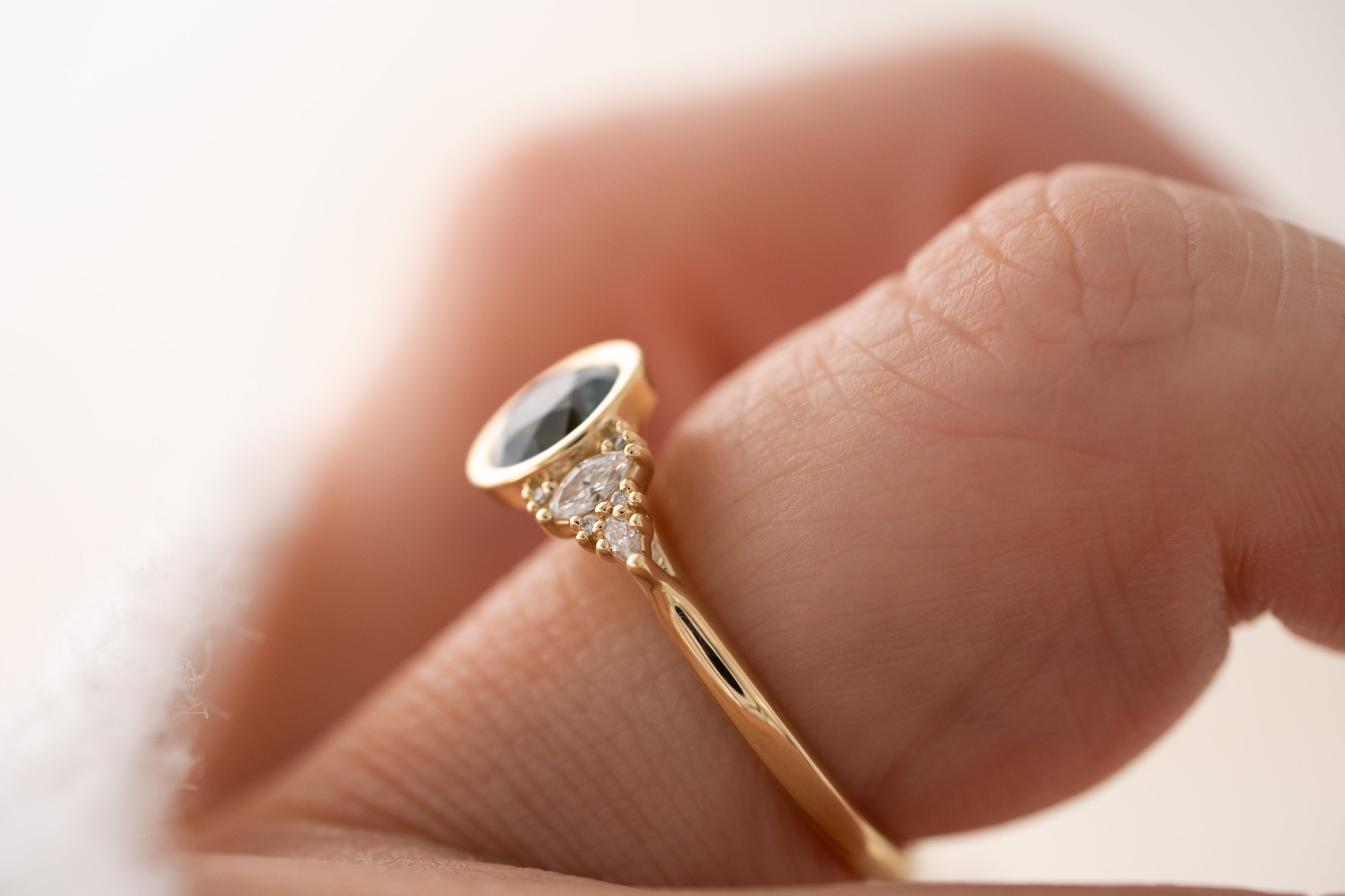 The Bezel Maeve Ring | 1.16 CT Round Teal Montana Sapphire