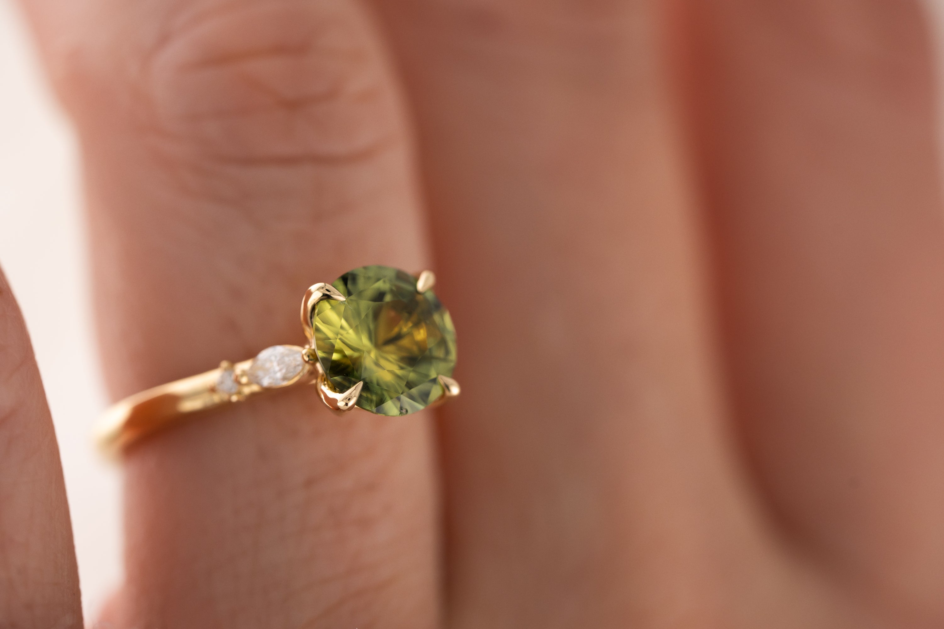 The Skyward Ring | 2.49 CT Round Green Parti Sapphire