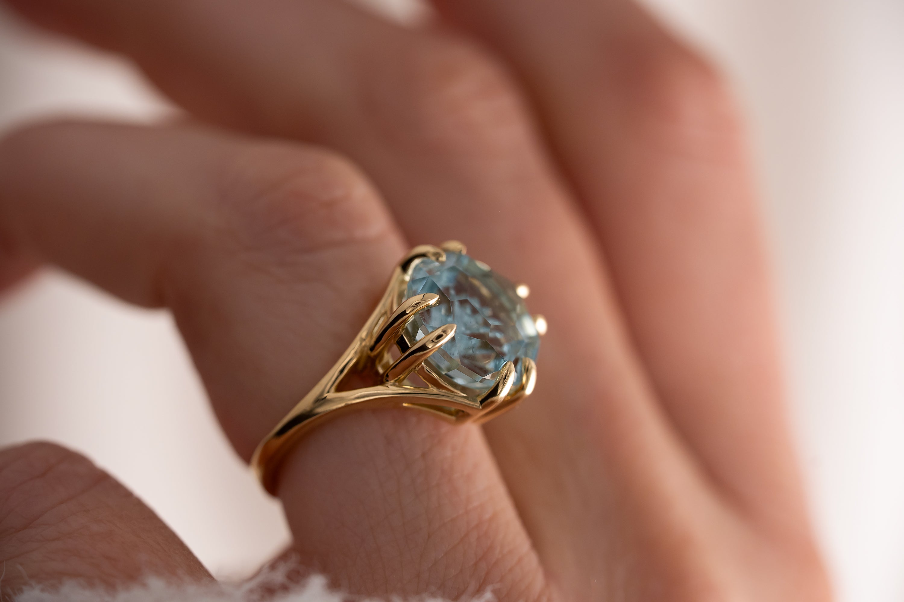 The Willow Ring | 7.9 CT Round Starbrite™ Aquamarine