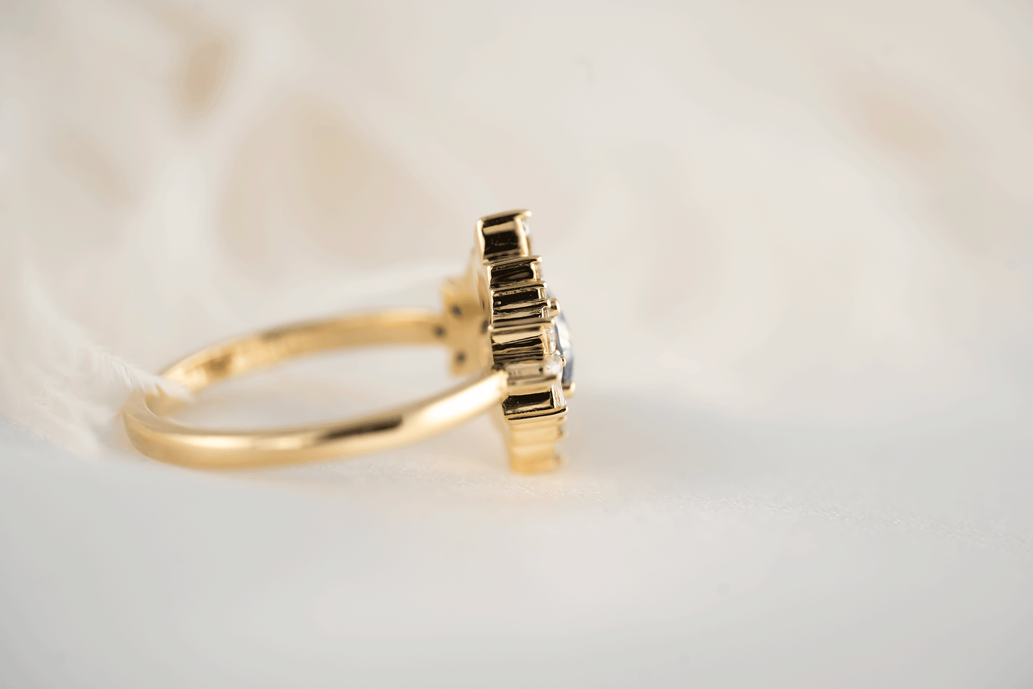 The Eyelet Ring | 1 CT Round Bicolor Sapphire - Lavender Creek Gems