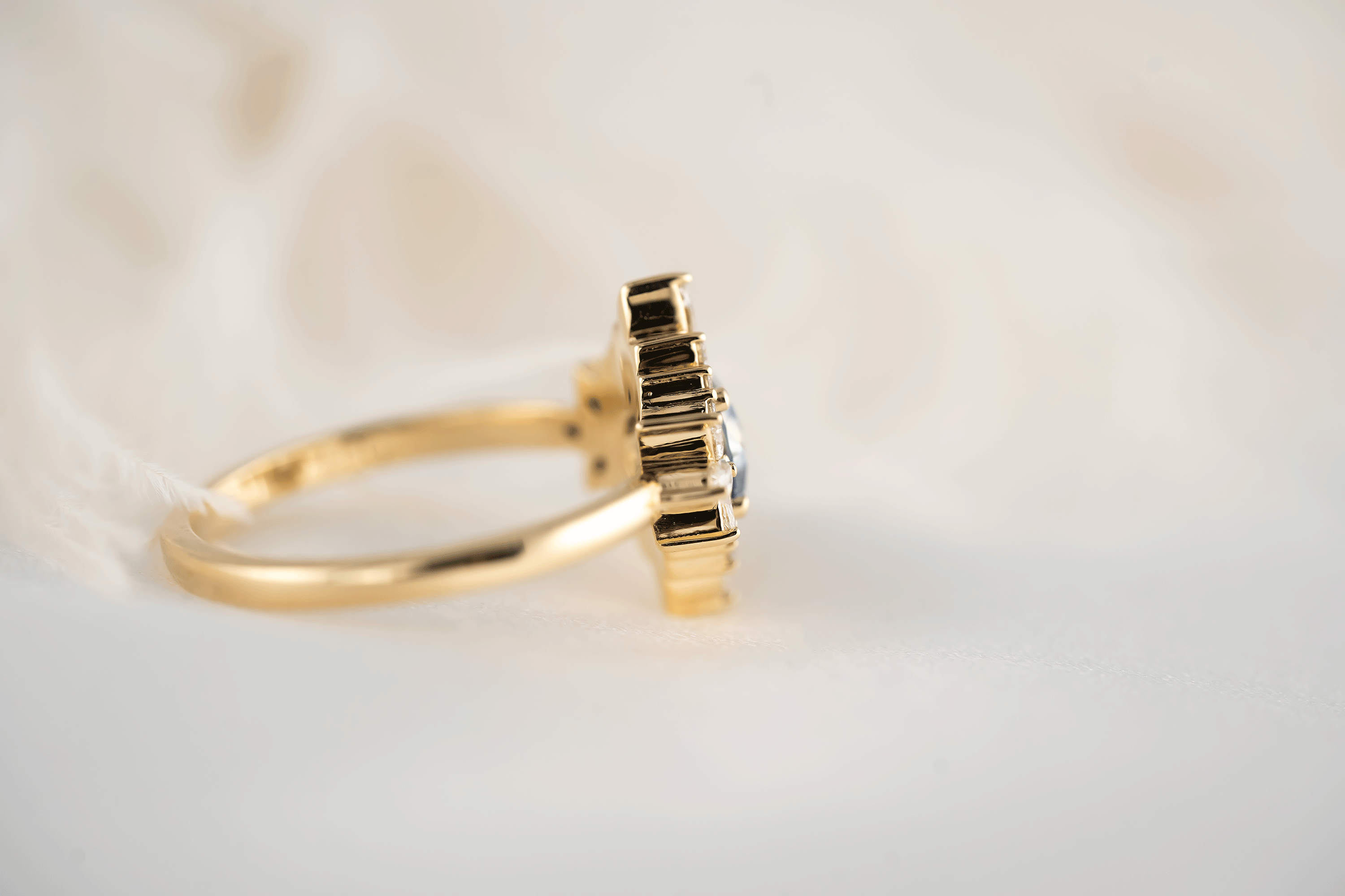 The Eyelet Ring | 1 CT Round Bicolor Sapphire - Lavender Creek Gems