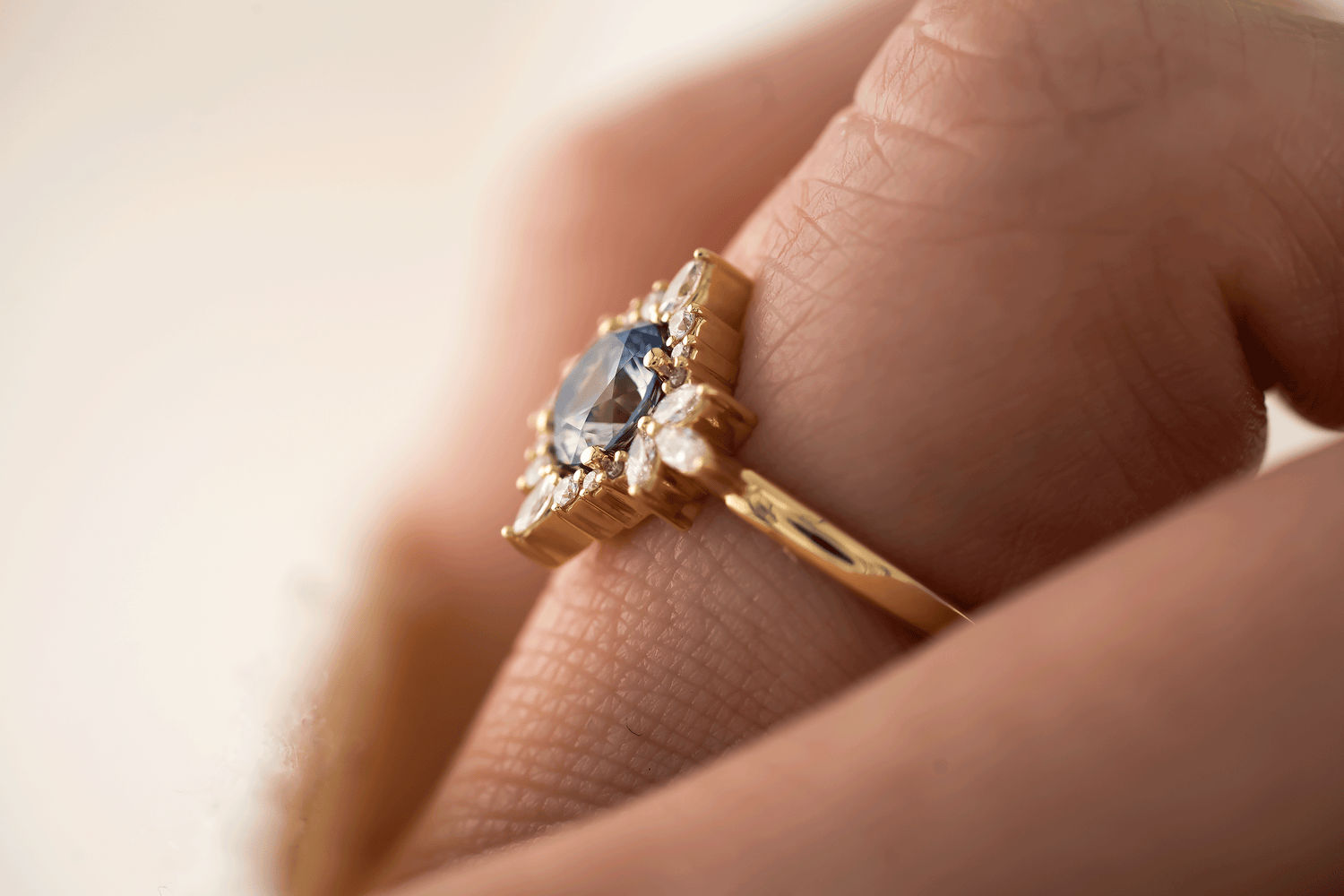 The Eyelet Ring | 1 CT Round Bicolor Sapphire - Lavender Creek Gems