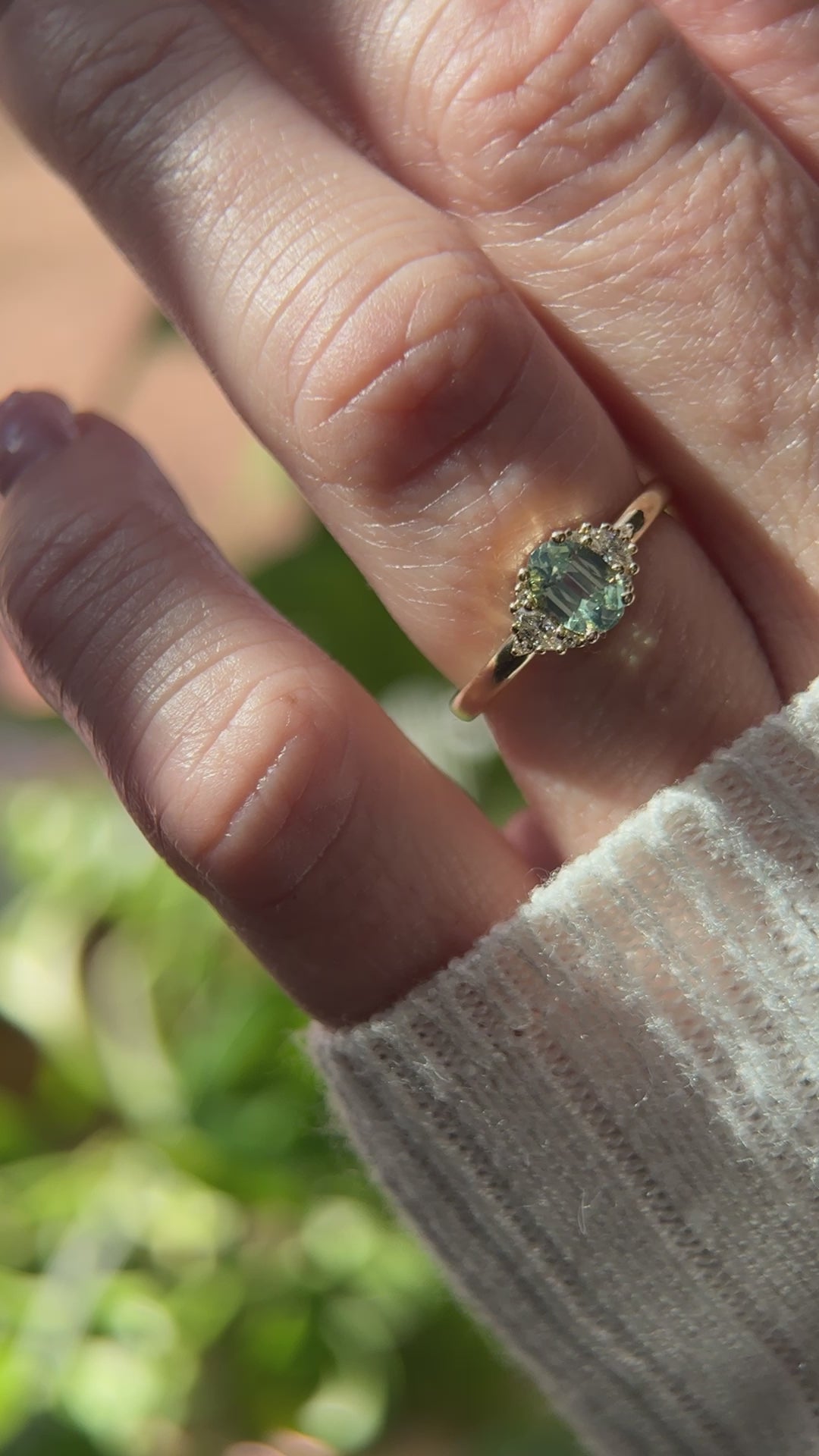The Maren Ring | 0.76 CT Oval Mint Sapphire