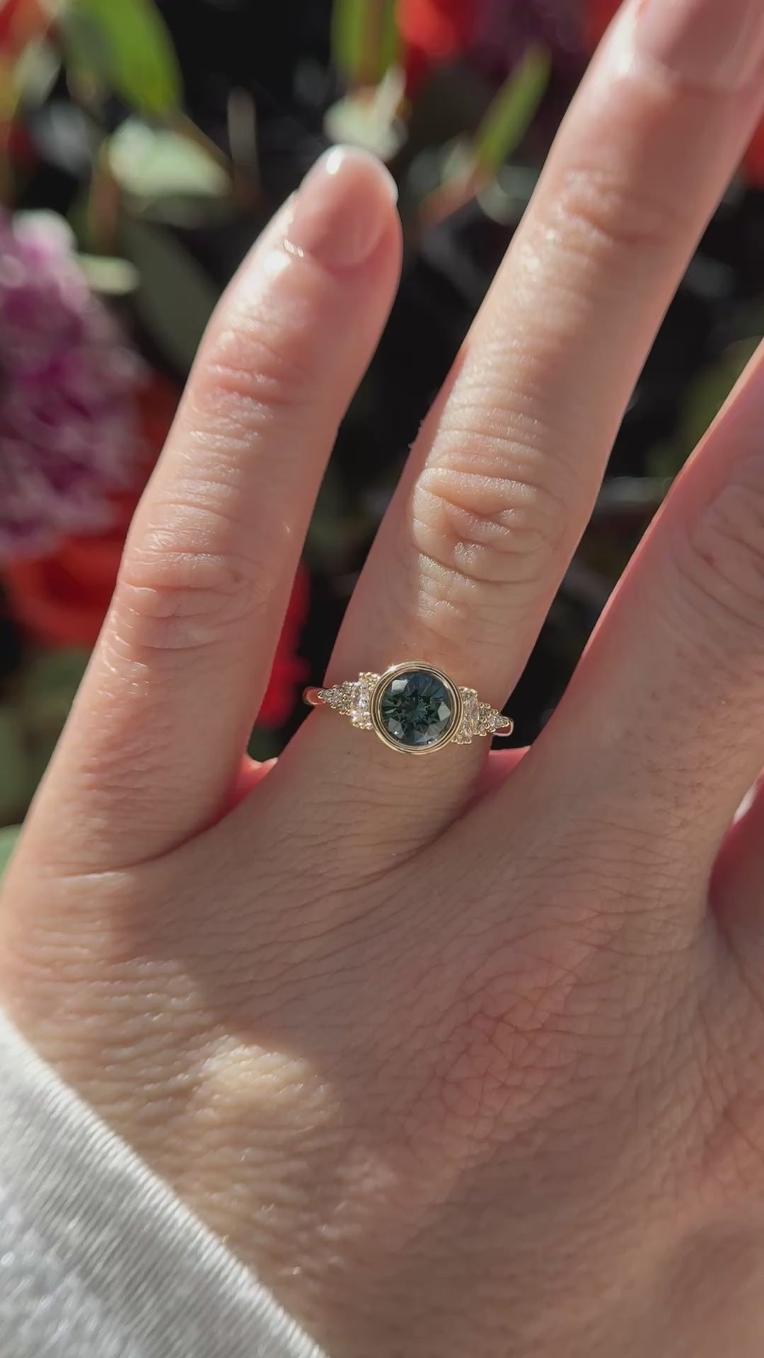 The Bezel Maeve Ring | 1.16 CT Round Teal Montana Sapphire