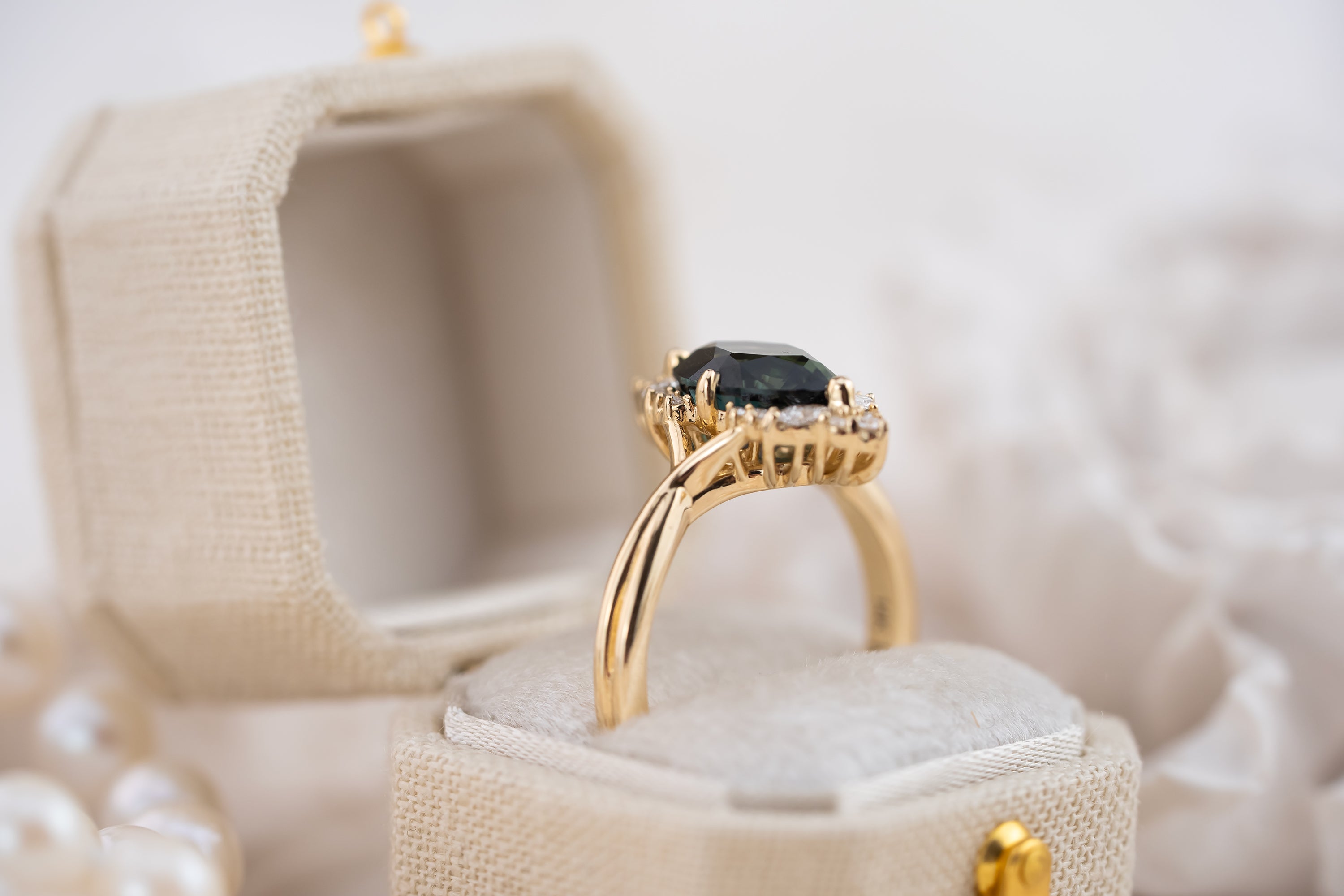 プリライ7th リングライト The Everlight Ring | 2.63 CT Oval Teal Green Sapphire – Lavender