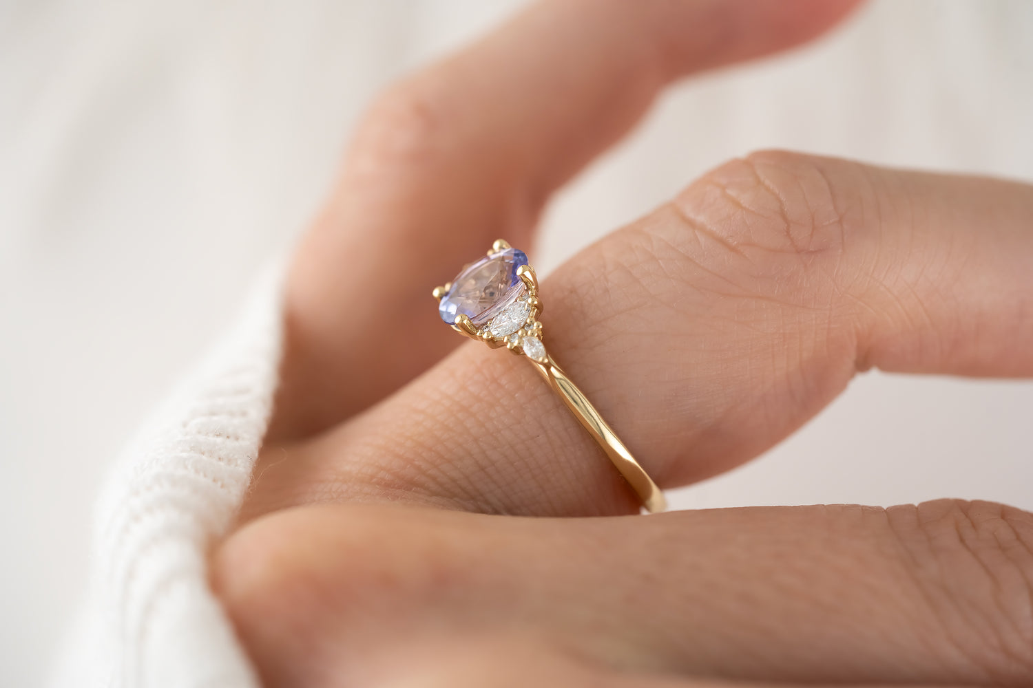 The Maeve Ring | 1.3 CT Oval Light Purple Bi-color Sapphire