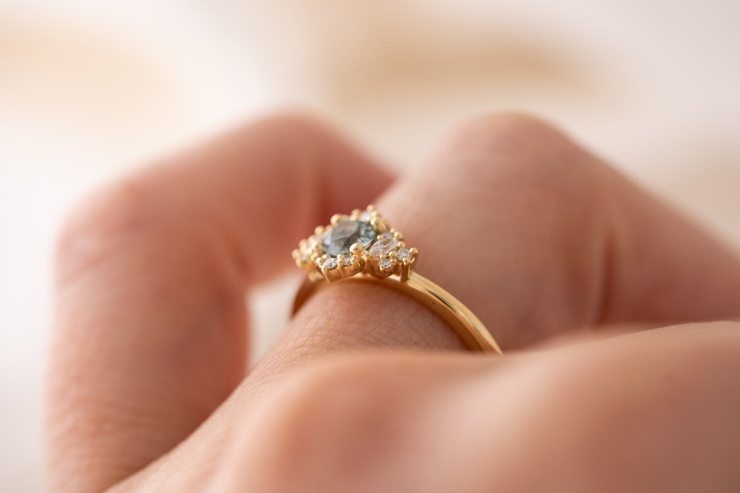 The Naevia Ring | 0.48 CT Round Montana Sapphire