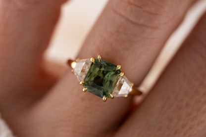 The Tría Ring | 3.09 CT Radiant Green Sapphire