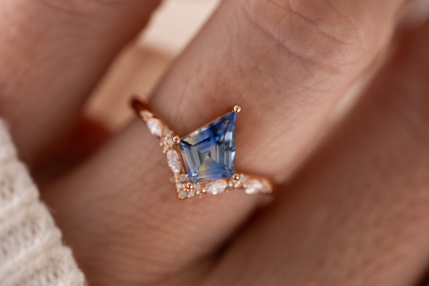 The Half Oracle Ring | 1.31 CT Kite Bicolor Blue Sapphire