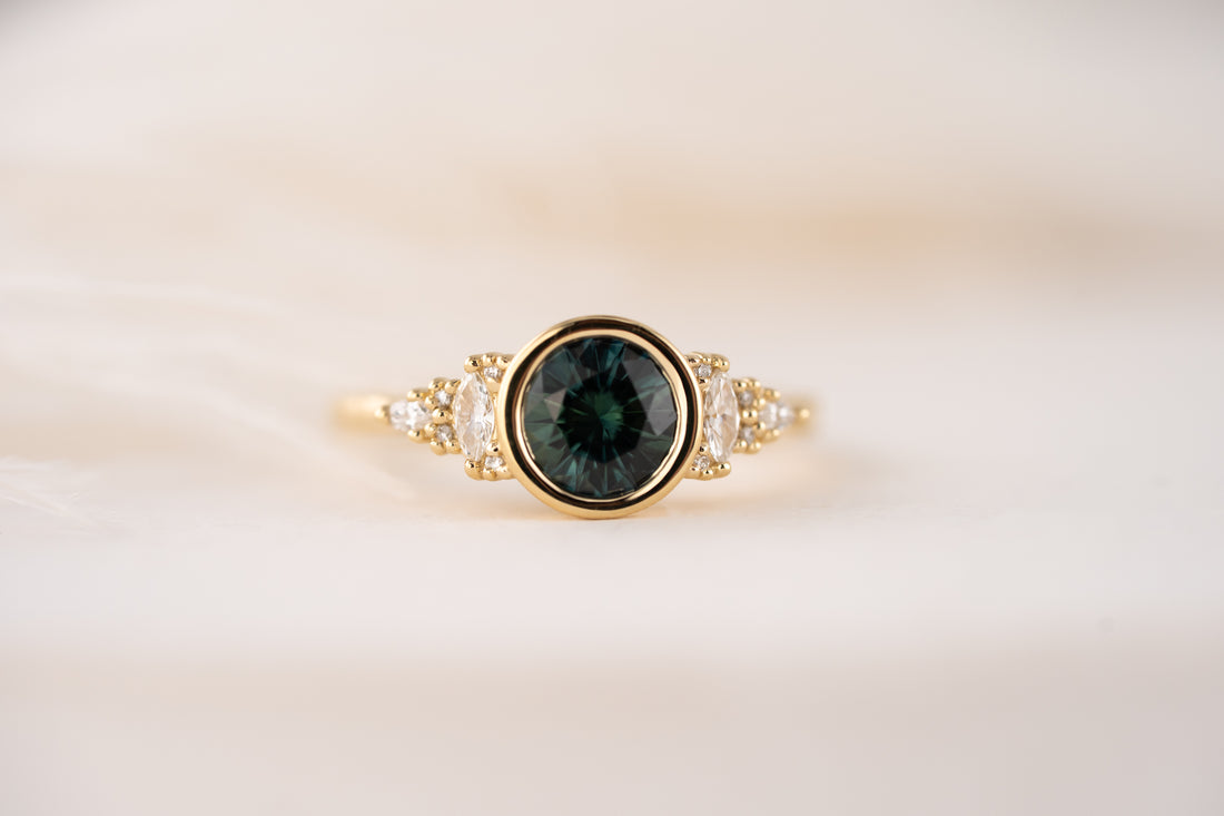The Bezel Maeve Ring | 1.16 CT Round Teal Montana Sapphire