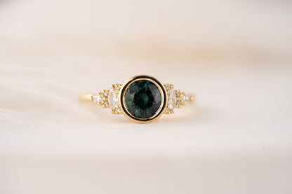 The Bezel Maeve Ring | 1.16 CT Round Teal Montana Sapphire