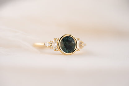 The Bezel Maeve Ring | 1.16 CT Round Teal Montana Sapphire