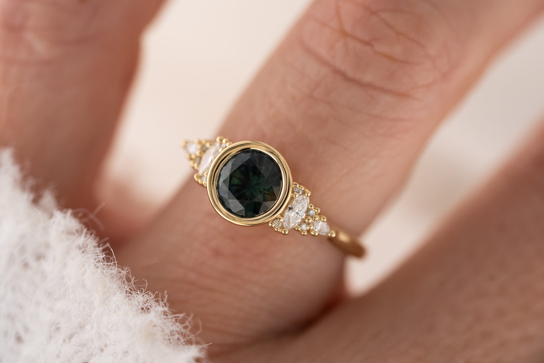 The Bezel Maeve Ring | 1.16 CT Round Teal Montana Sapphire
