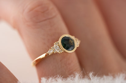 The Bezel Maeve Ring | 1.16 CT Round Teal Montana Sapphire