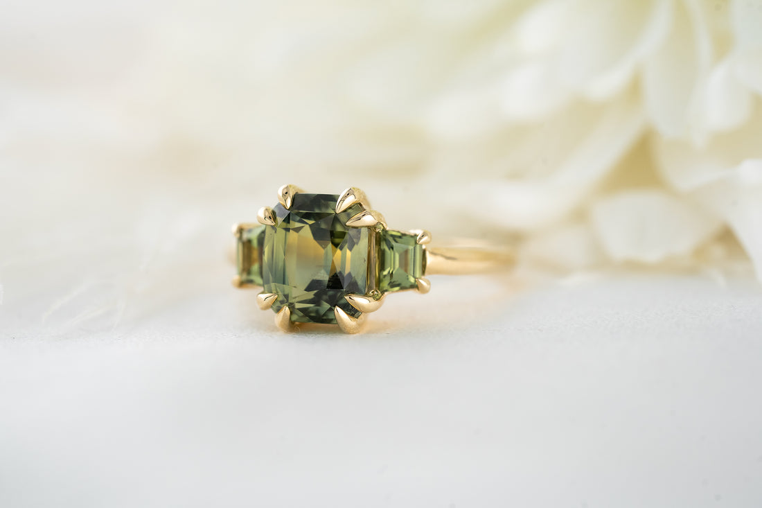 The Tría Ring | Green Sapphire