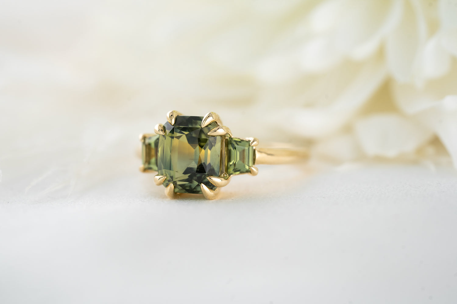 The Tría Ring | Green Sapphire