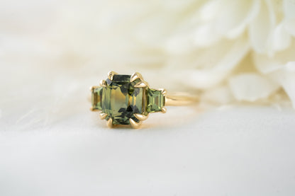 The Tría Ring | Green Sapphire