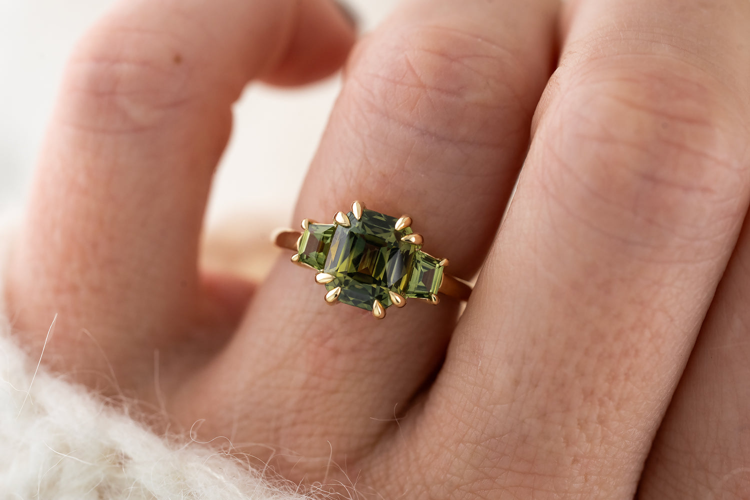 The Tría Ring | Green Sapphire