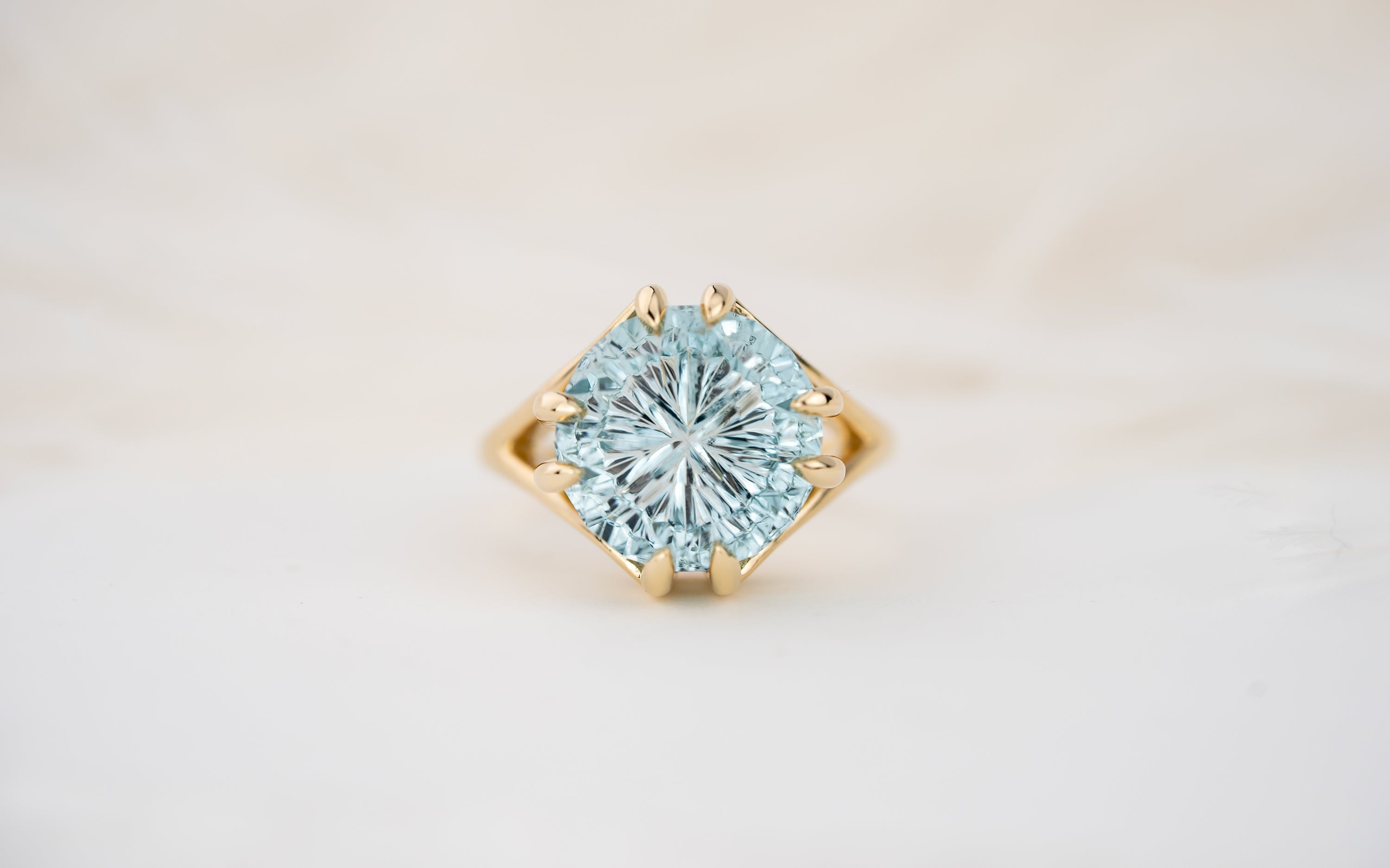 The Willow Ring | 7.9 CT Round Starbrite™ Aquamarine