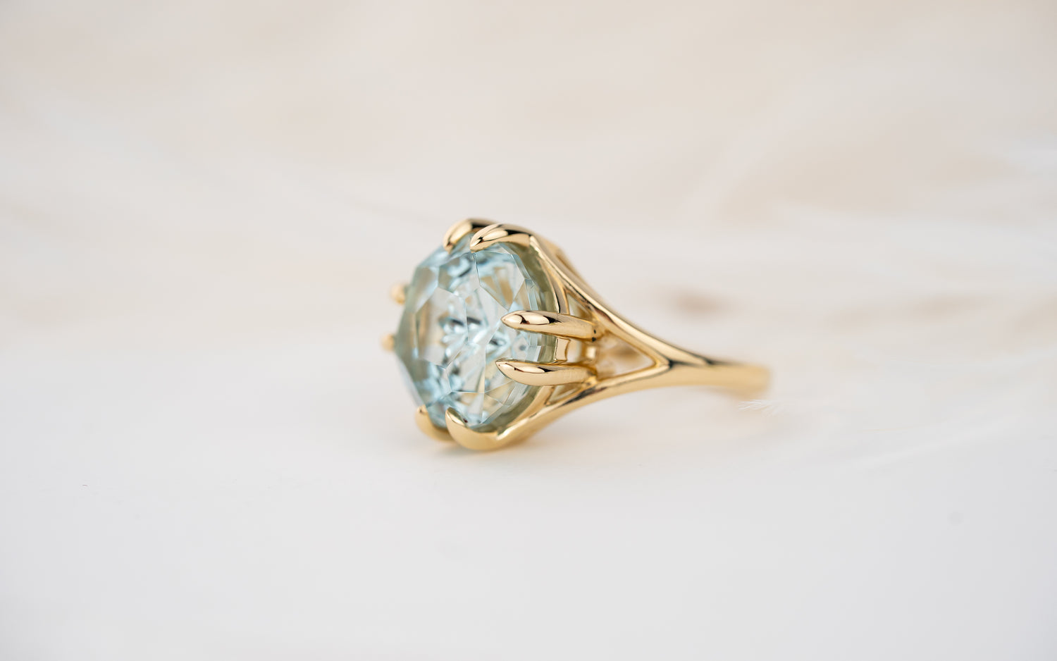 The Willow Ring | 7.9 CT Round Starbrite™ Aquamarine