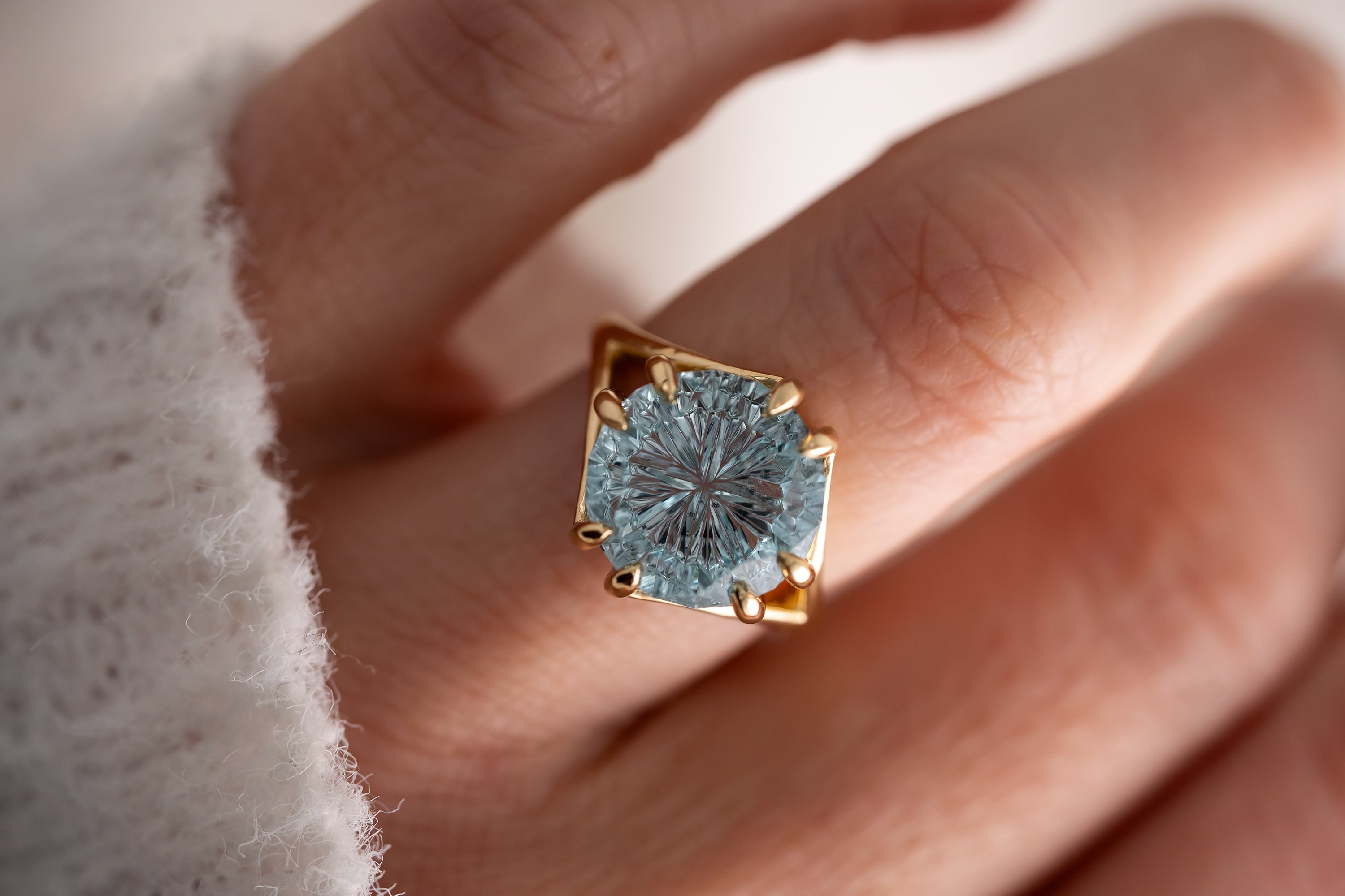 The Willow Ring | 7.9 CT Round Starbrite™ Aquamarine