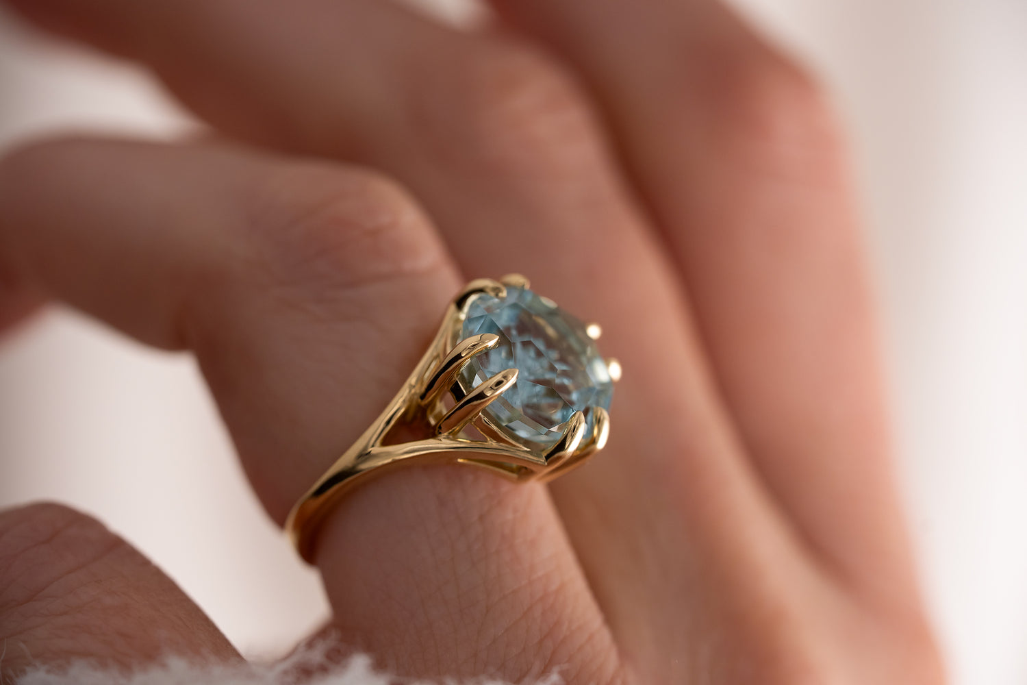 The Willow Ring | 7.9 CT Round Starbrite™ Aquamarine