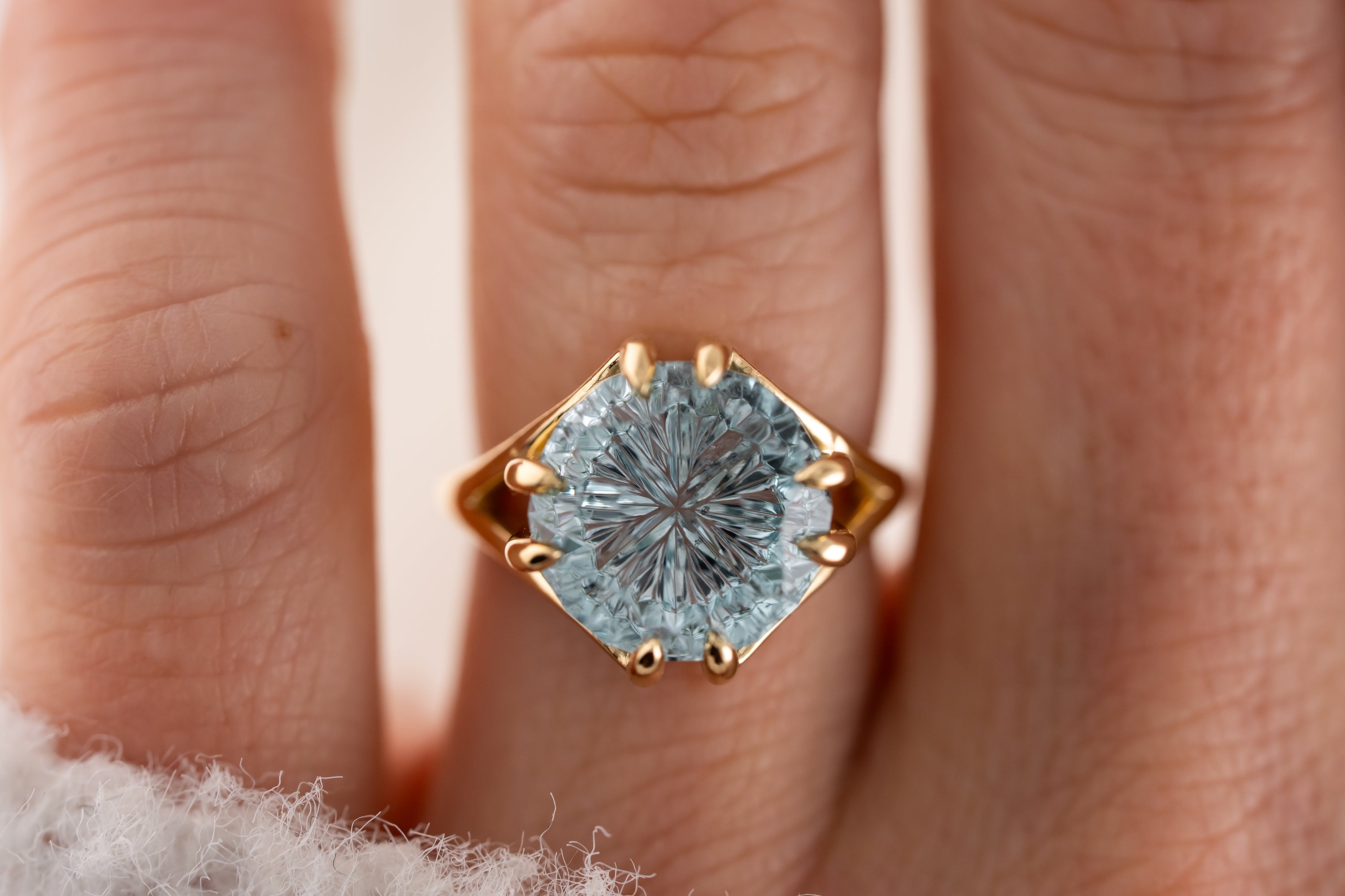 The Willow Ring | 7.9 CT Round Starbrite™ Aquamarine