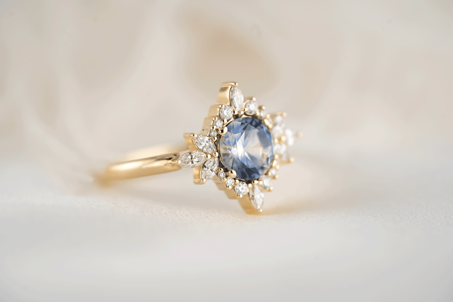 The Eyelet Ring | 1 CT Round Bicolor Sapphire