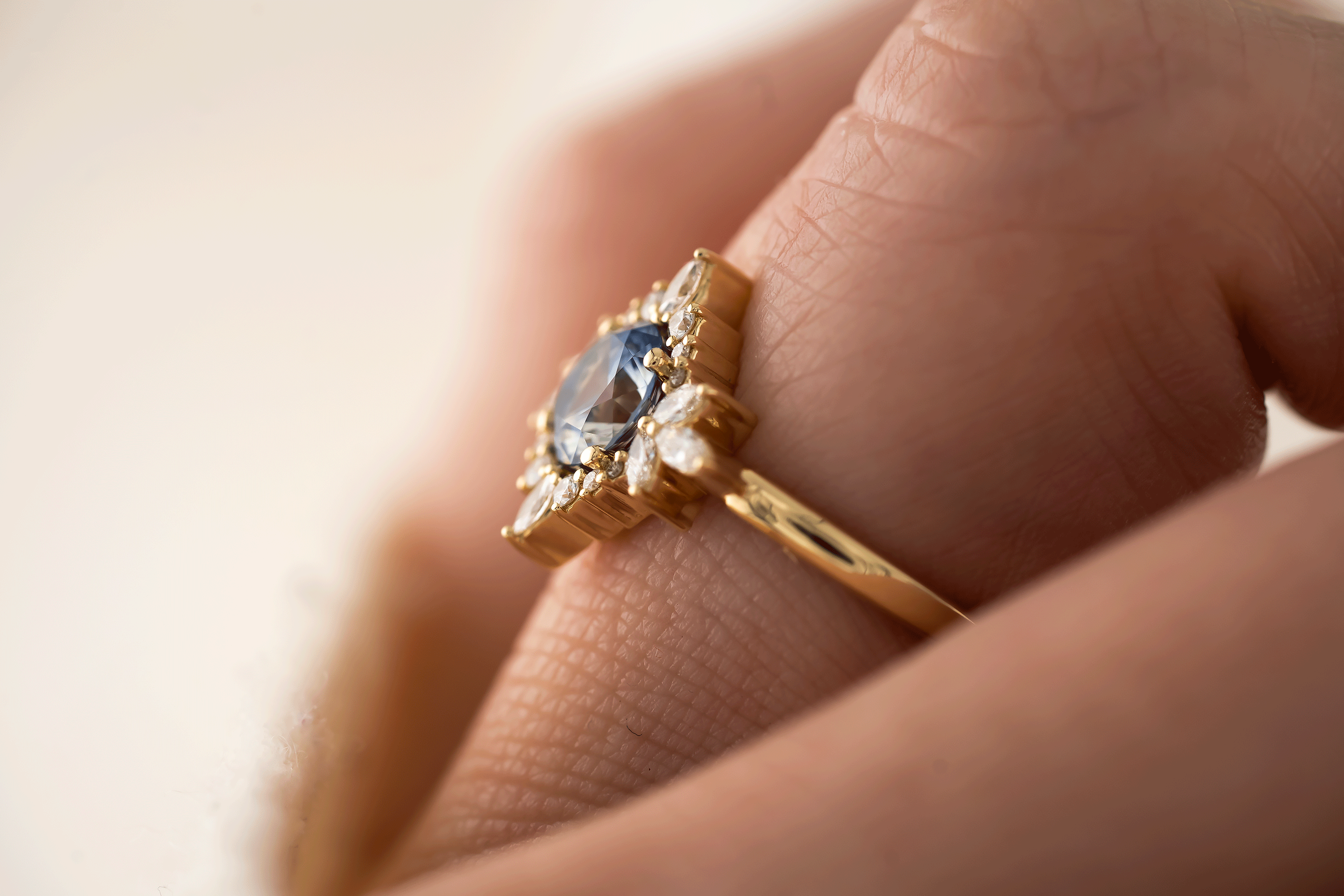The Eyelet Ring | 1 CT Round Bicolor Sapphire - Lavender Creek Gems 