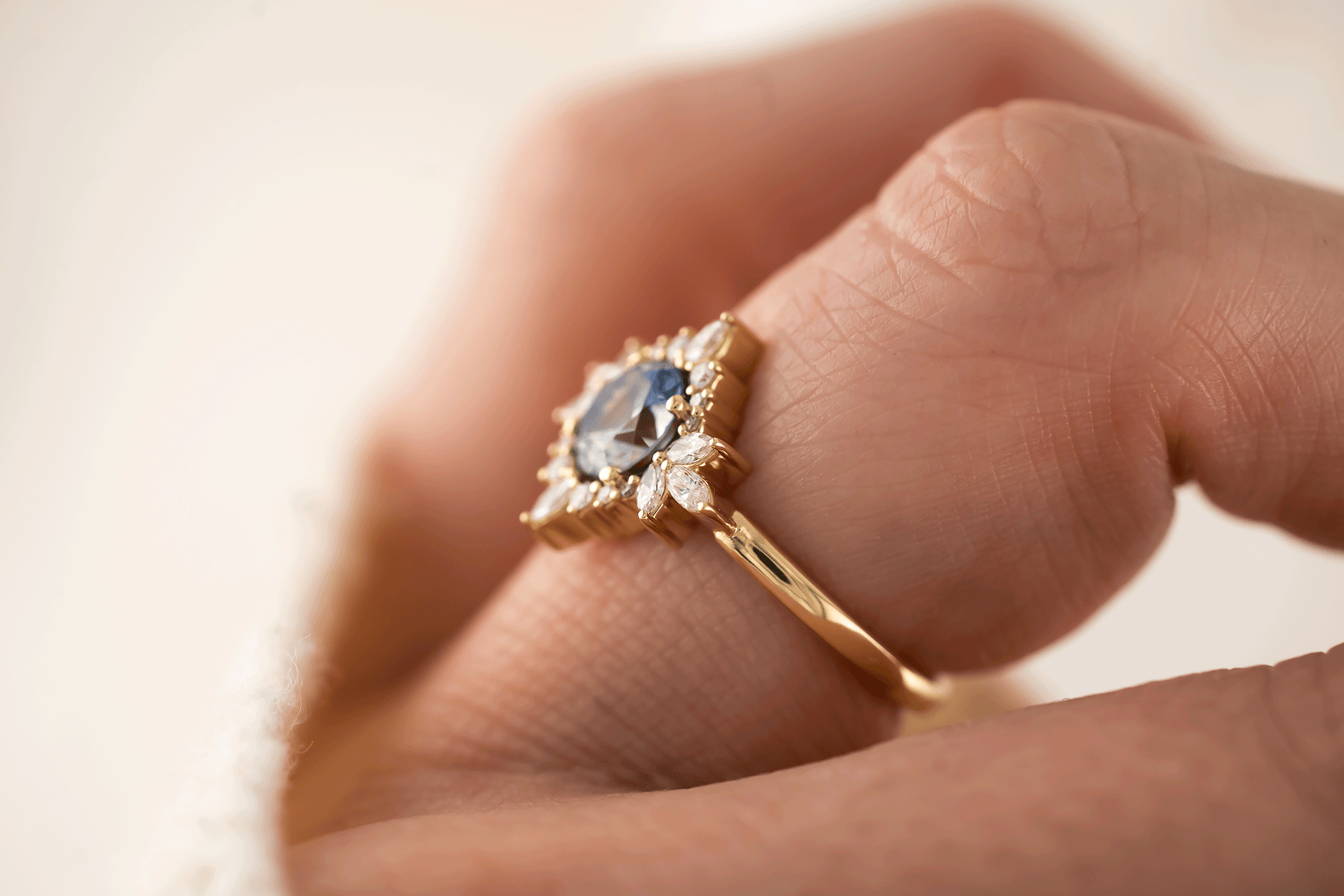 The Eyelet Ring | 1 CT Round Bicolor Sapphire