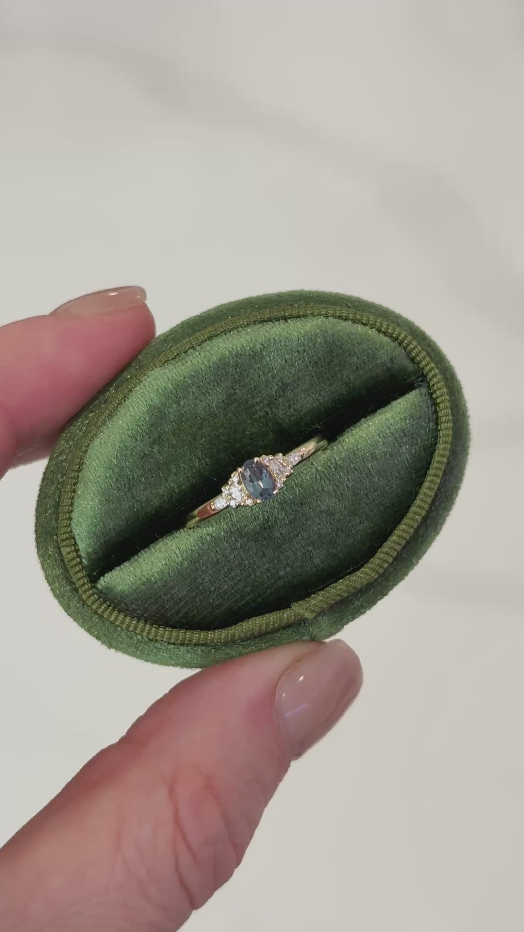 The Low Maeve Ring | 0.35 CT Oval Alexandrite