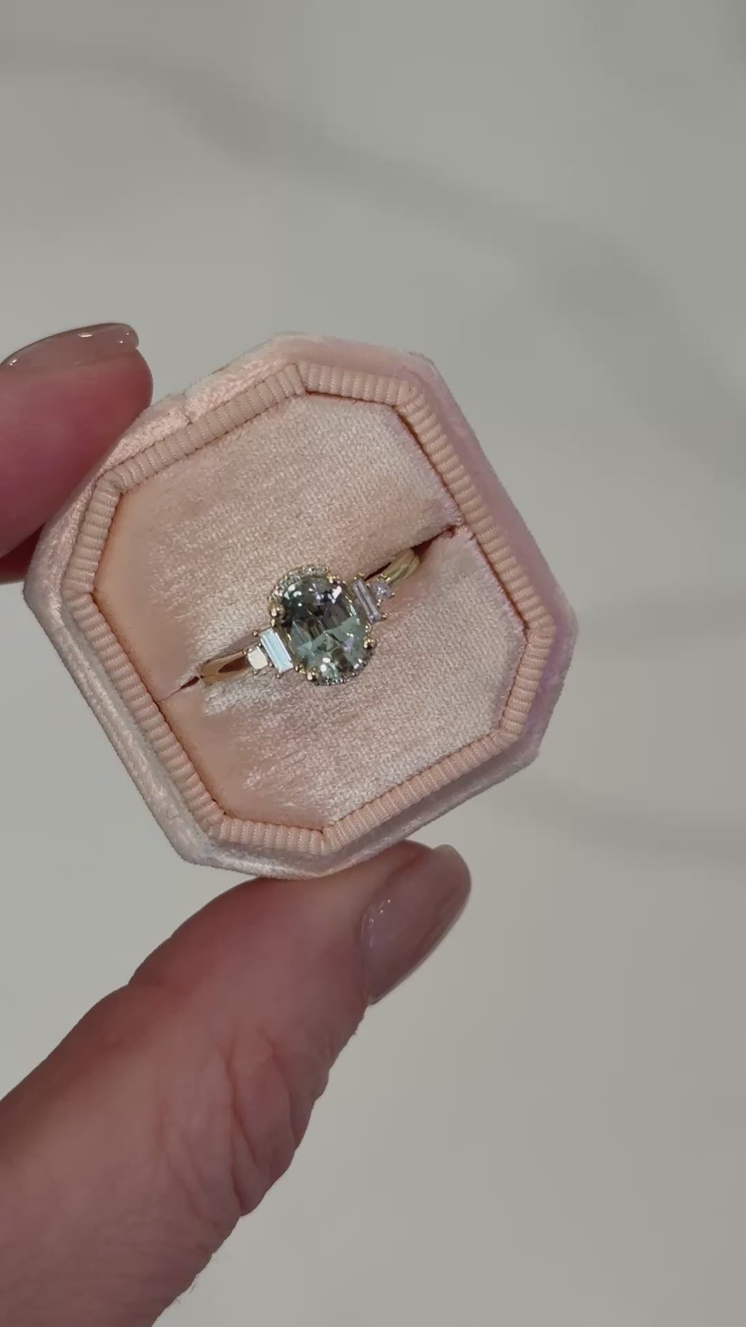The Sura Ring | 1.7 CT Oval Mint Sapphire